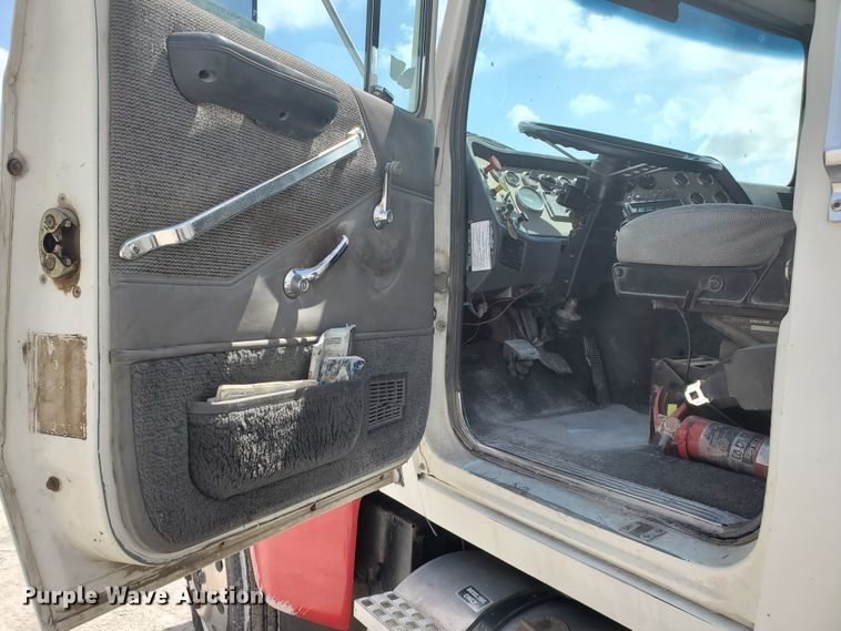 image for item GM9292 1989 Ford LTL9000  semi truck