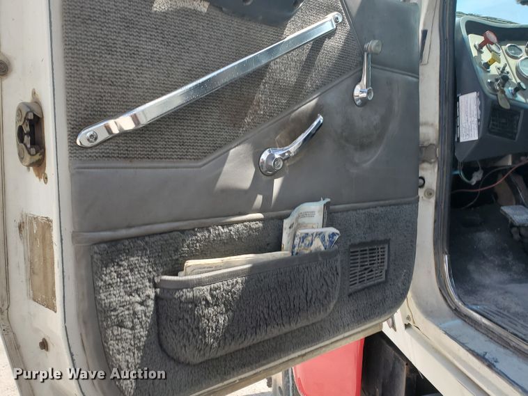 image for item GM9292 1989 Ford LTL9000  semi truck