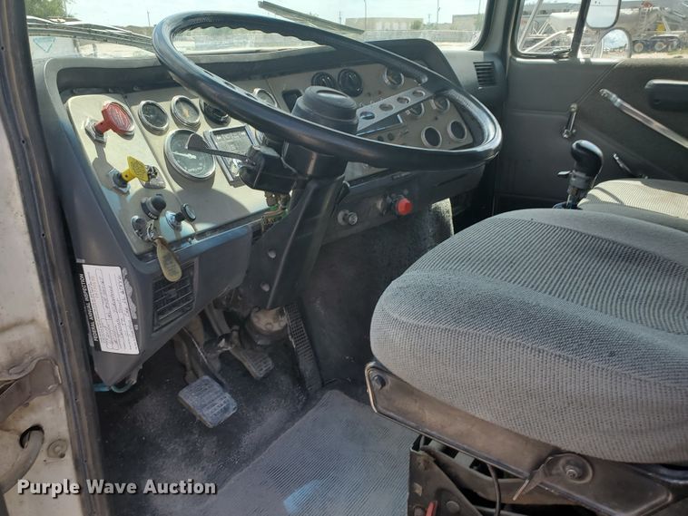 image for item GM9292 1989 Ford LTL9000  semi truck