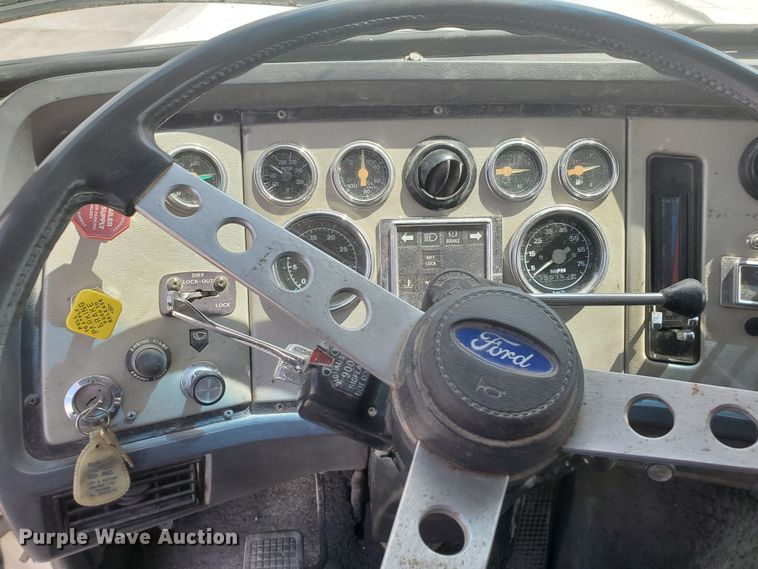 image for item GM9292 1989 Ford LTL9000  semi truck