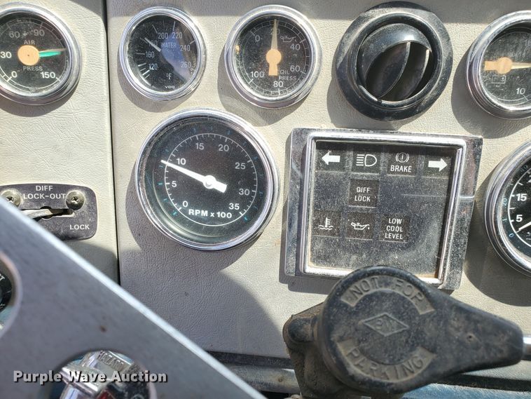 image for item GM9292 1989 Ford LTL9000  semi truck