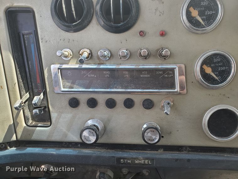 image for item GM9292 1989 Ford LTL9000  semi truck