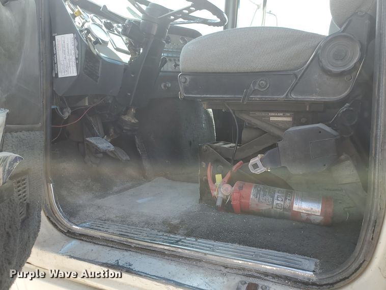 image for item GM9292 1989 Ford LTL9000  semi truck