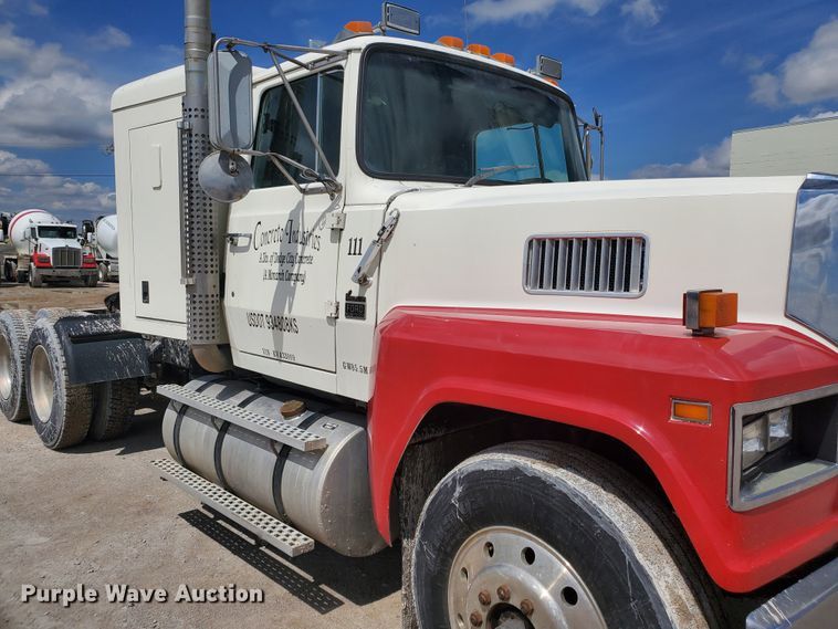 image for item GM9292 1989 Ford LTL9000  semi truck