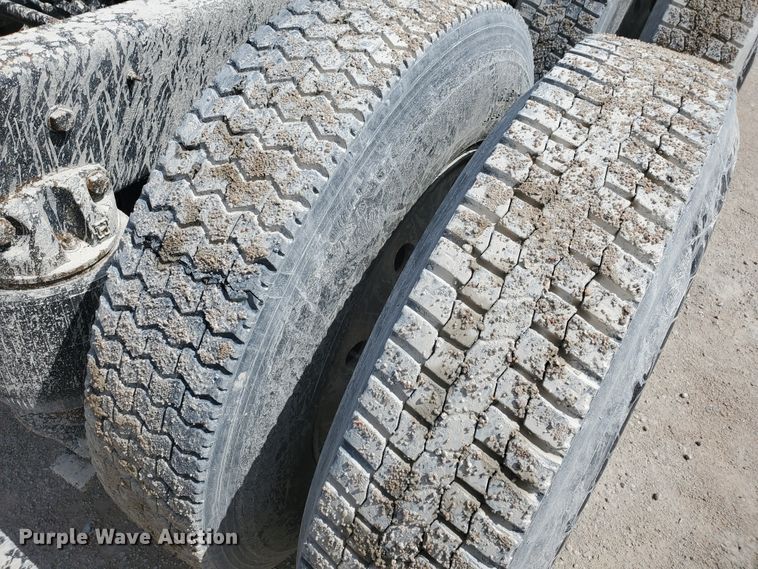 image for item GM9292 1989 Ford LTL9000  semi truck