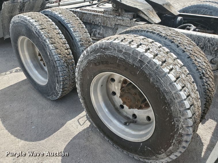 image for item GM9292 1989 Ford LTL9000  semi truck