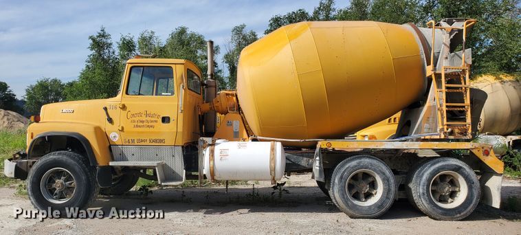 image for item GM9297 1995 Ford L8000  ready mix truck