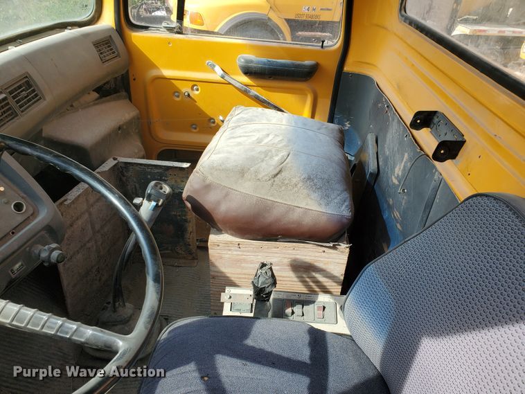 image for item GM9297 1995 Ford L8000  ready mix truck