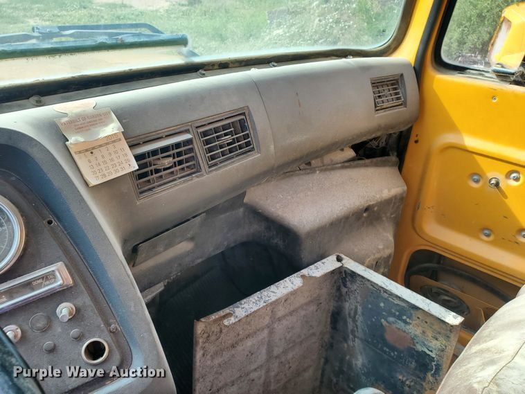 image for item GM9297 1995 Ford L8000  ready mix truck