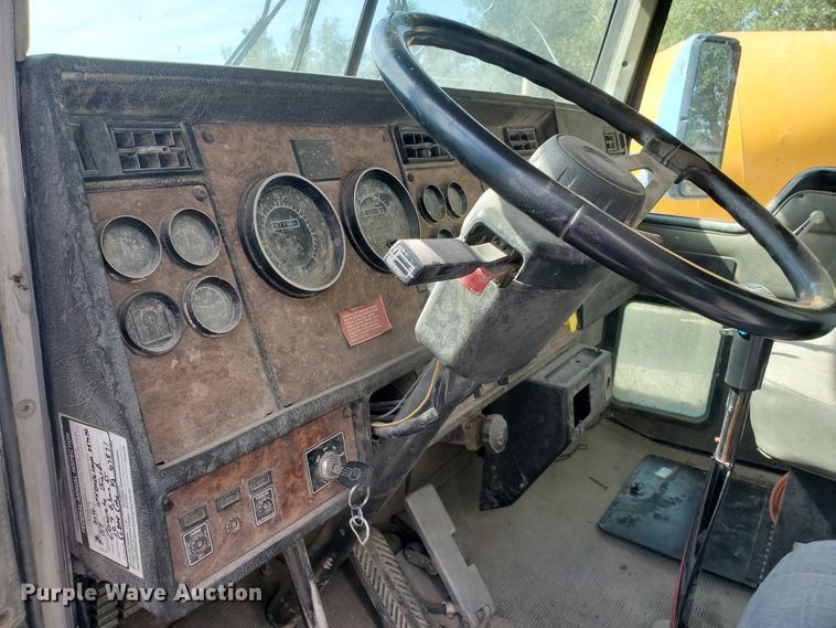 image for item GM9300 2000 Kenworth T800B  ready mix truck