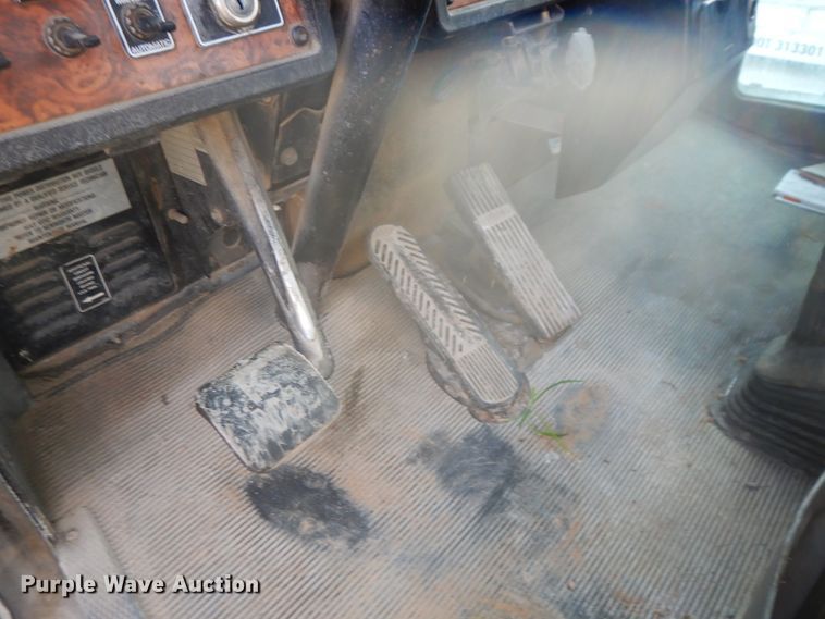 image for item GT9387 2001 Kenworth T800  ready mix truck