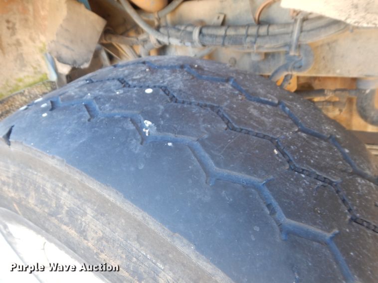 image for item GT9391 2005 Kenworth T800  ready mix truck