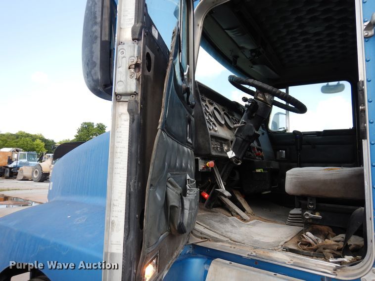 image for item GT9393 1993 Kenworth T600  semi truck