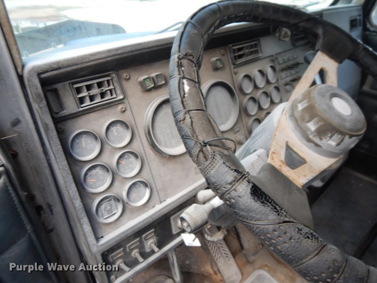 image for item GT9393 1993 Kenworth T600  semi truck