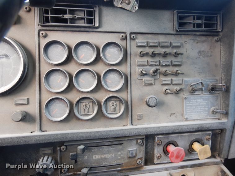 image for item GT9393 1993 Kenworth T600  semi truck