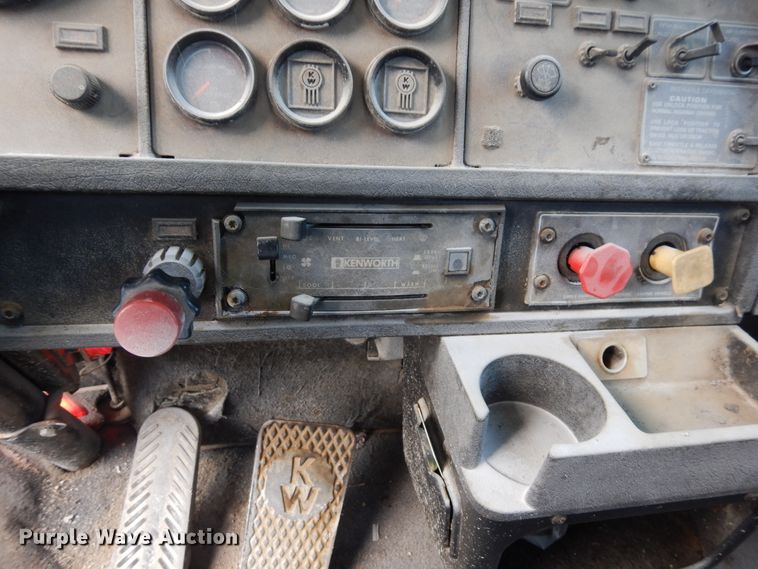 image for item GT9393 1993 Kenworth T600  semi truck