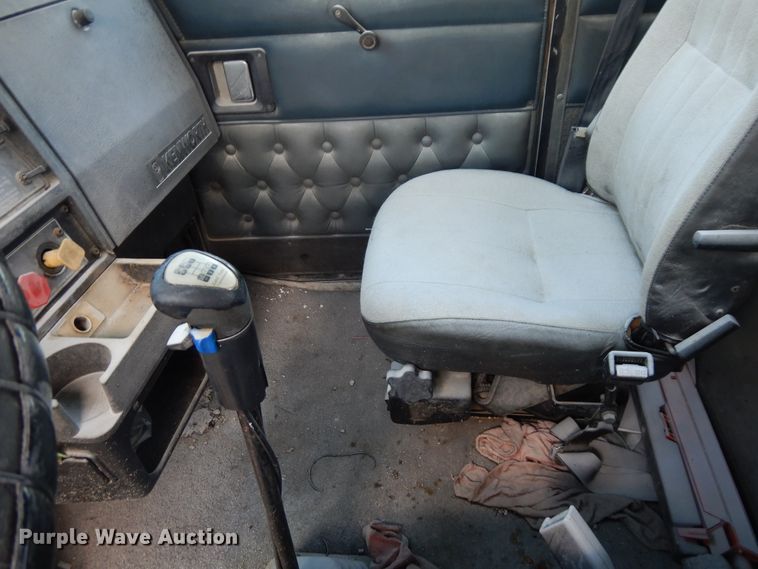 image for item GT9393 1993 Kenworth T600  semi truck