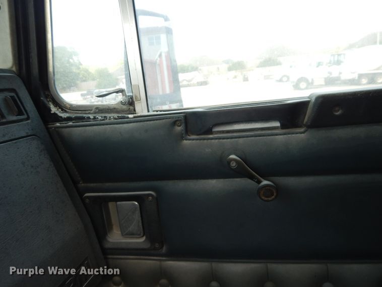 image for item GT9393 1993 Kenworth T600  semi truck