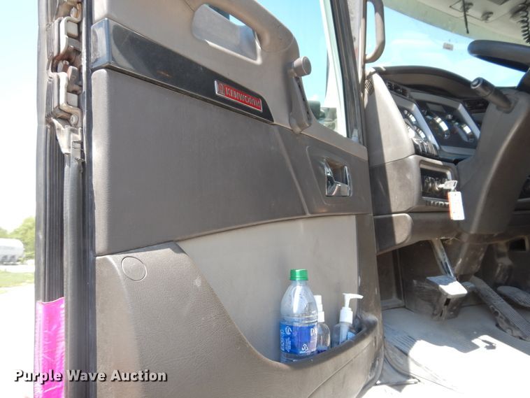 image for item HG9112 2012 Kenworth T800 semi truck