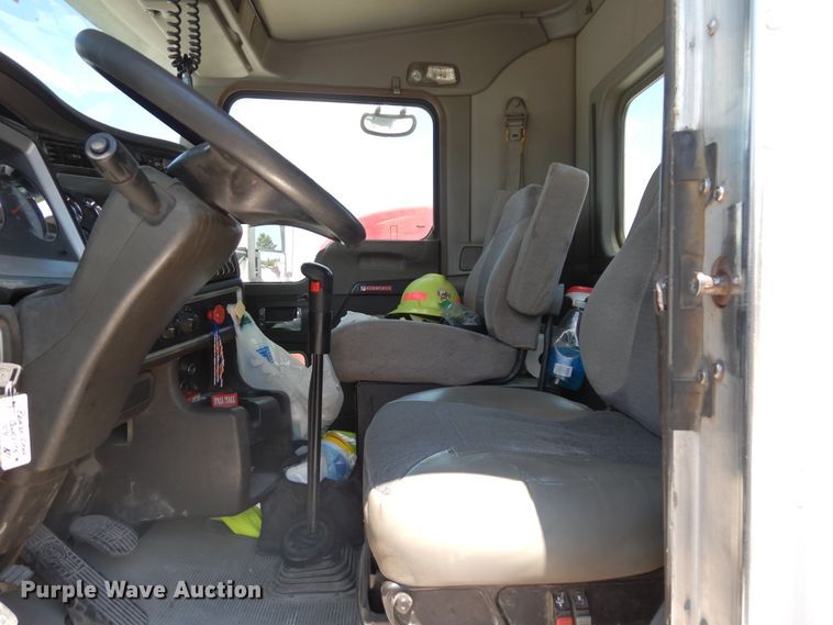 image for item HG9112 2012 Kenworth T800 semi truck