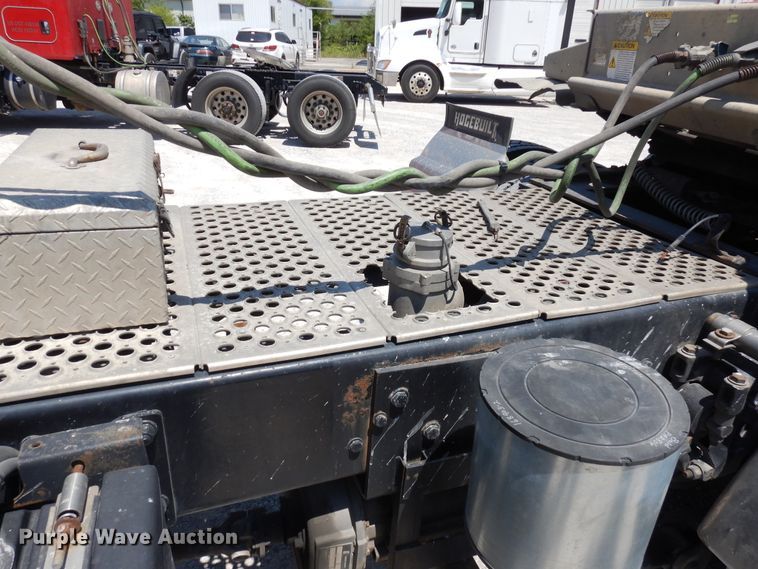 image for item HG9112 2012 Kenworth T800 semi truck