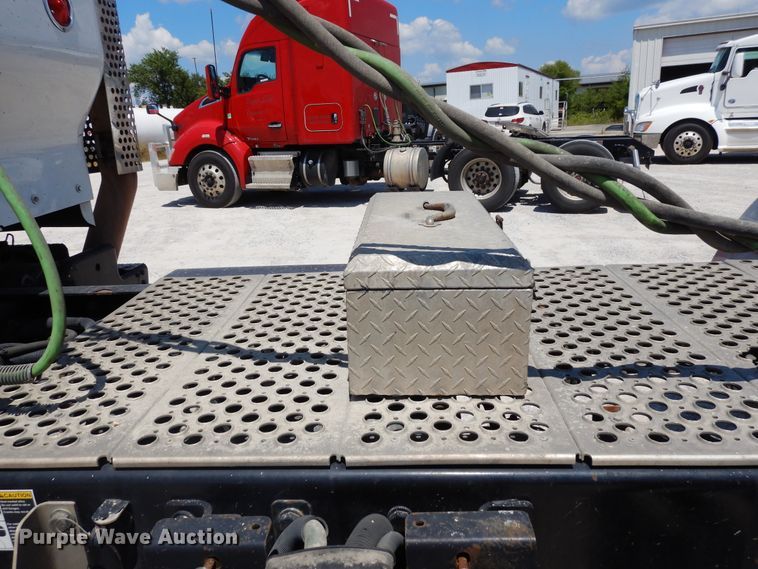 image for item HG9112 2012 Kenworth T800 semi truck