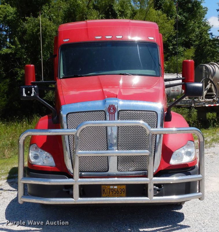 image for item HG9113 2015 Kenworth T680  semi truck