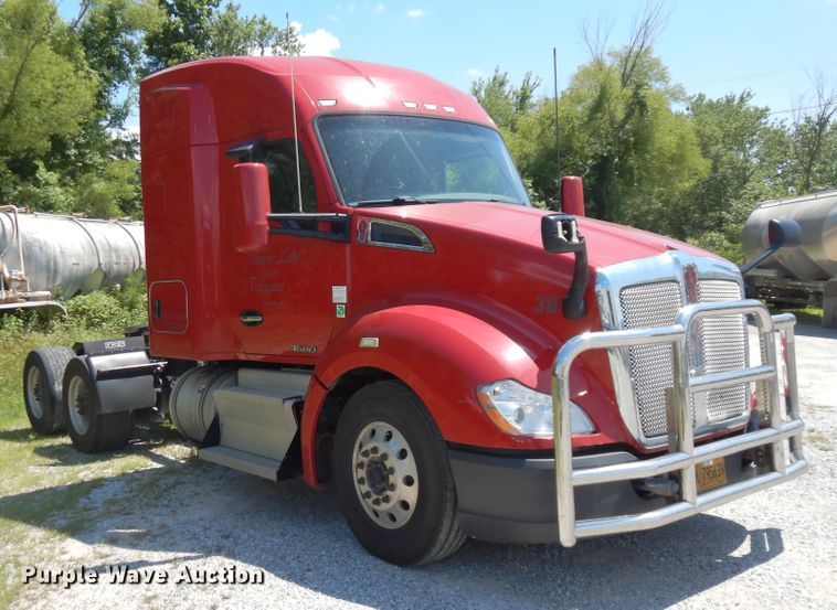 image for item HG9113 2015 Kenworth T680  semi truck