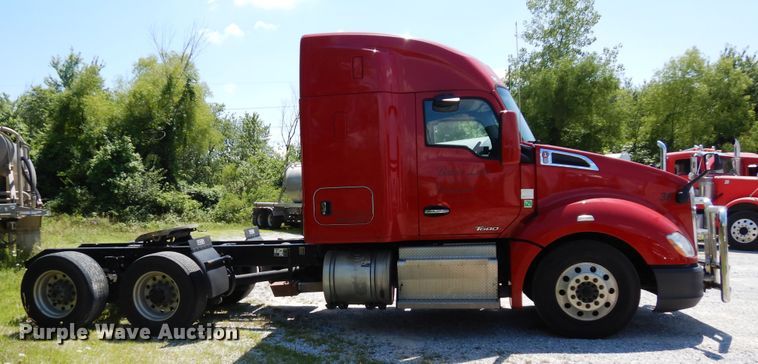 image for item HG9113 2015 Kenworth T680  semi truck