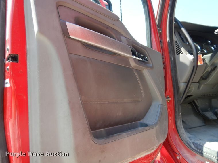 image for item HG9113 2015 Kenworth T680  semi truck