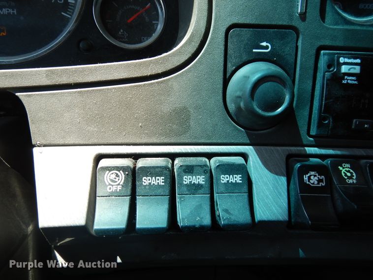 image for item HG9113 2015 Kenworth T680  semi truck