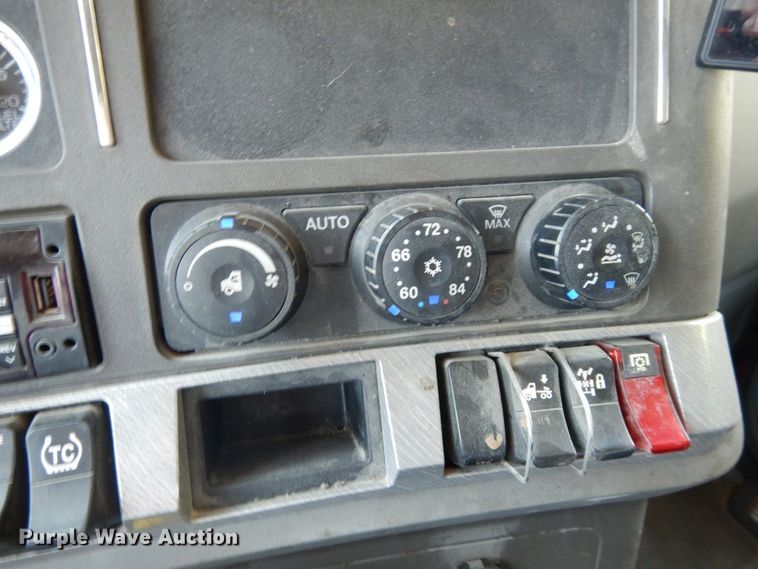 image for item HG9113 2015 Kenworth T680  semi truck