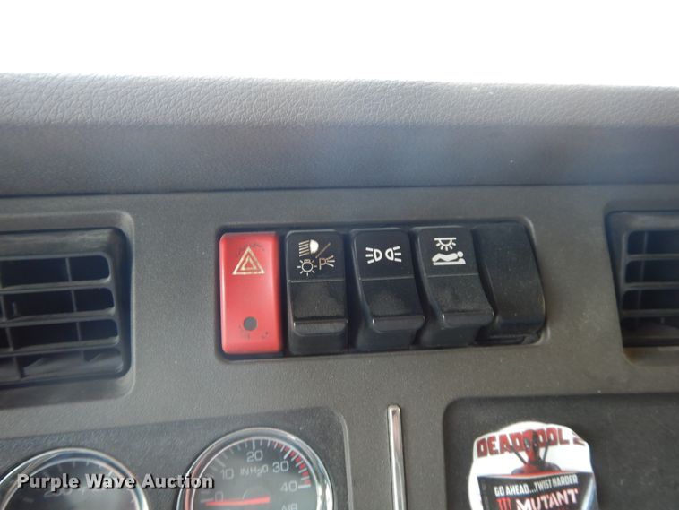 image for item HG9113 2015 Kenworth T680  semi truck