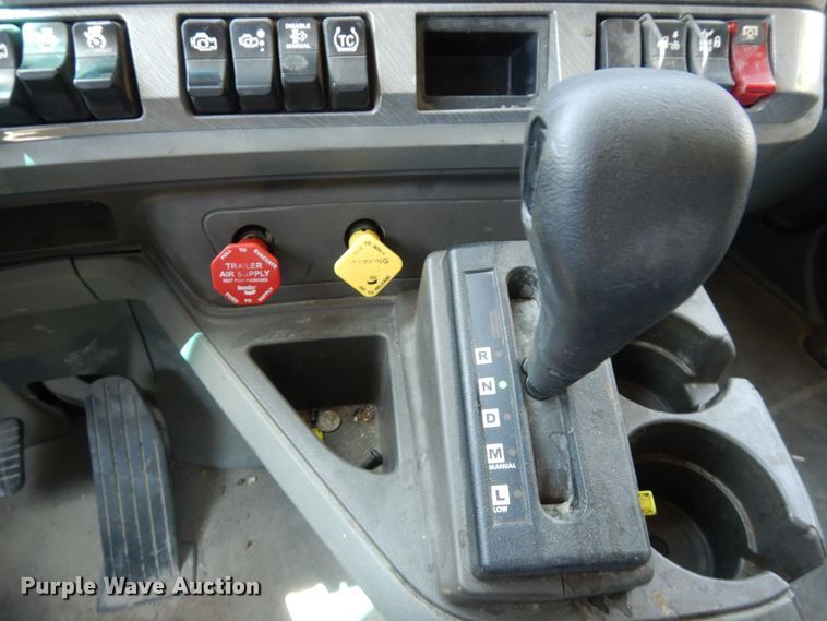 image for item HG9113 2015 Kenworth T680  semi truck