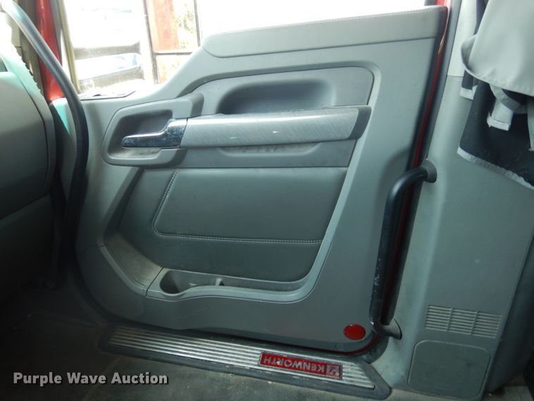 image for item HG9113 2015 Kenworth T680  semi truck