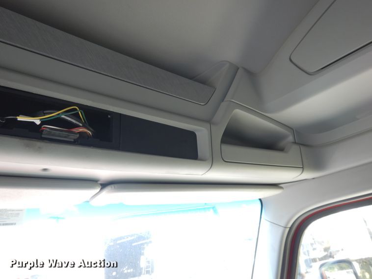 image for item HG9113 2015 Kenworth T680  semi truck