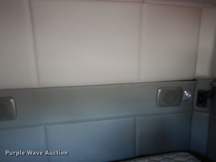 image for item HG9113 2015 Kenworth T680  semi truck