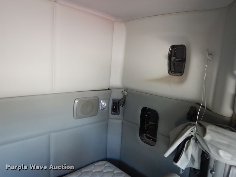 image for item HG9113 2015 Kenworth T680  semi truck