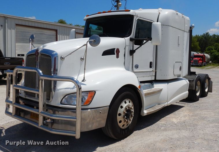image for item HG9116 2010 Kenworth T660  semi truck
