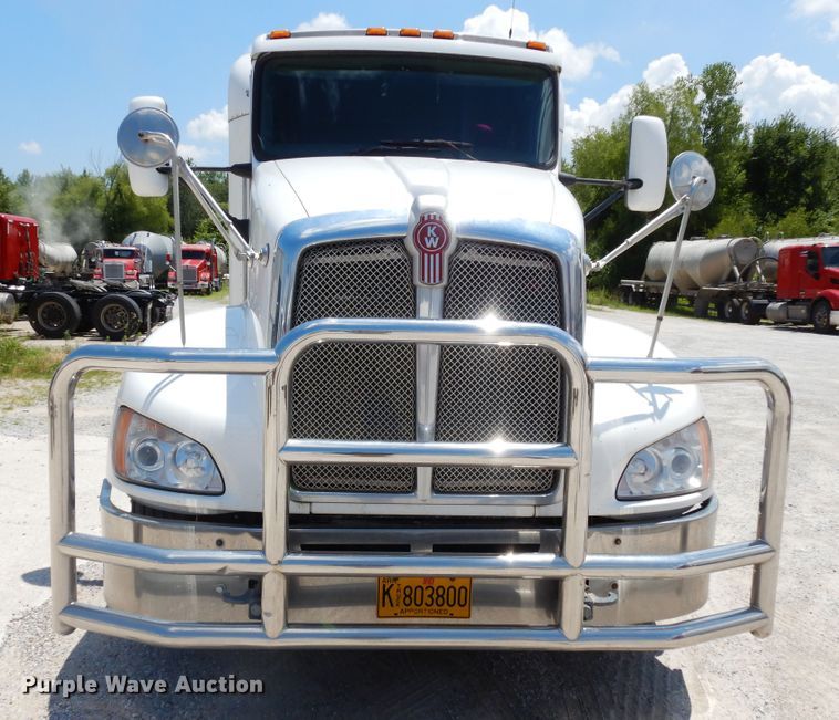 image for item HG9116 2010 Kenworth T660  semi truck