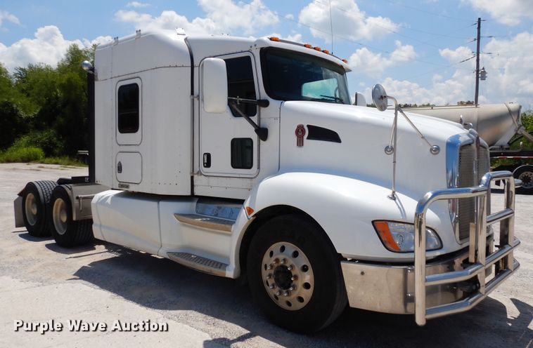 image for item HG9116 2010 Kenworth T660  semi truck
