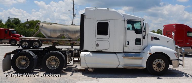 image for item HG9116 2010 Kenworth T660  semi truck