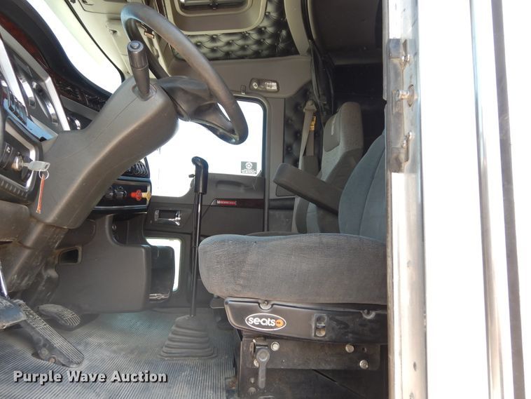 image for item HG9116 2010 Kenworth T660  semi truck