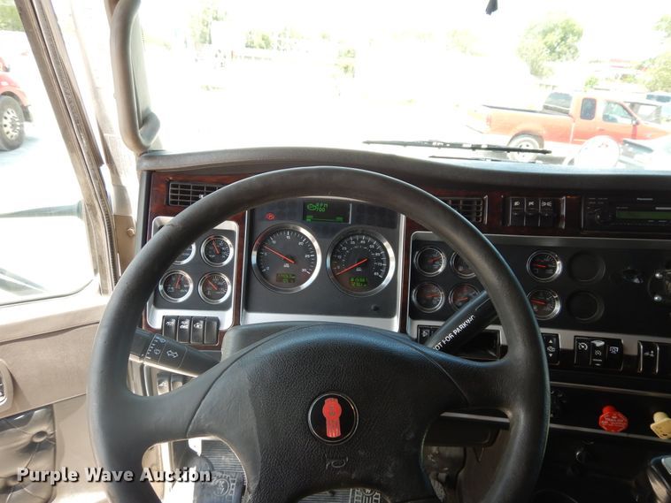 image for item HG9116 2010 Kenworth T660  semi truck