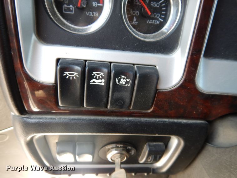 image for item HG9116 2010 Kenworth T660  semi truck