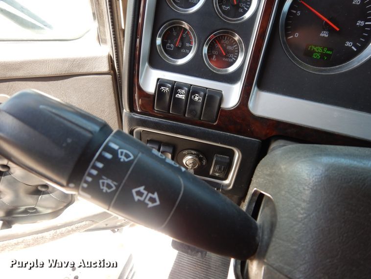 image for item HG9116 2010 Kenworth T660  semi truck