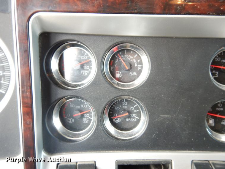 image for item HG9116 2010 Kenworth T660  semi truck