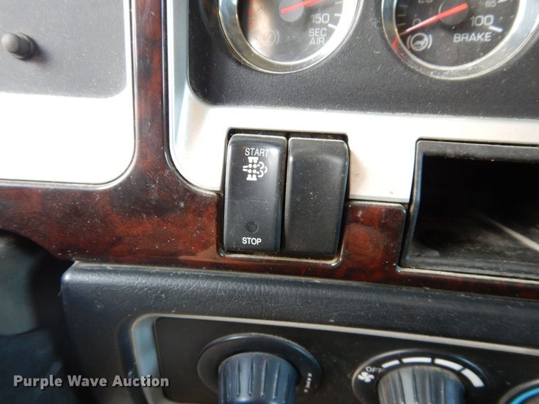 image for item HG9116 2010 Kenworth T660  semi truck