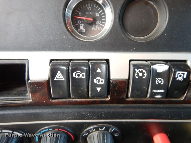 image for item HG9116 2010 Kenworth T660  semi truck