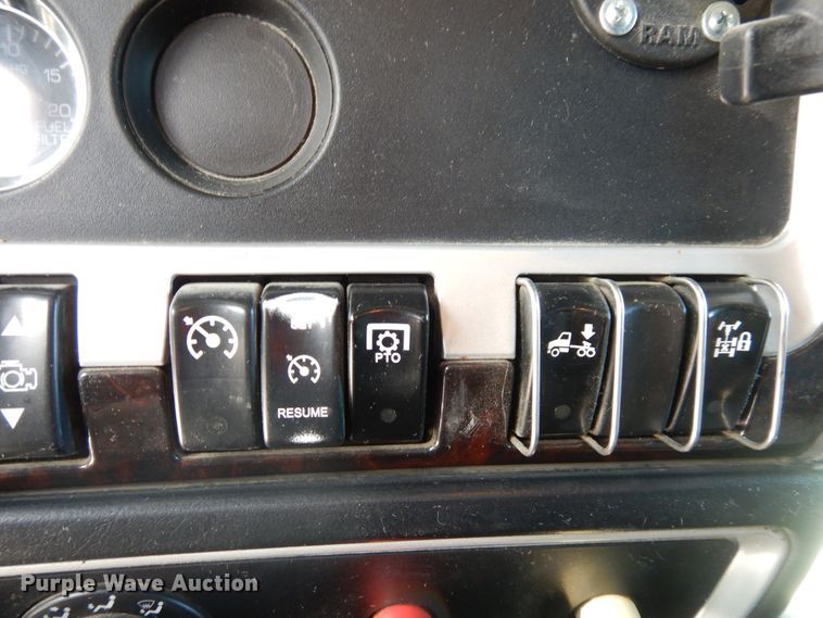 image for item HG9116 2010 Kenworth T660  semi truck